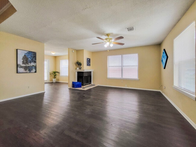 Building Photo - ARLINGTON COZY HOME 3/2/2