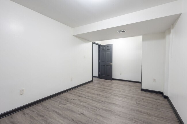 Building Photo - Amazing 5 BR/3 BA Single-Family Home in Te...