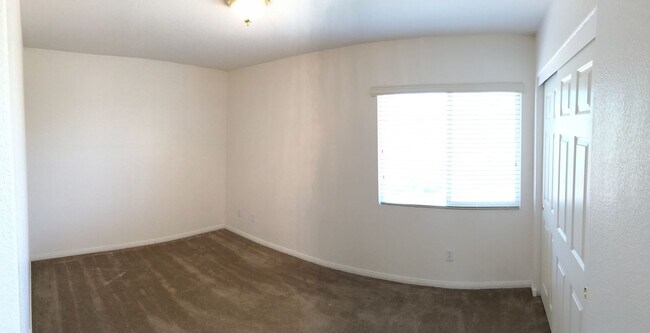 Building Photo - Gorgeous 3Bed/3Bath home located in Royal ...