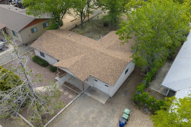 Building Photo - 3 bedroom,1.5 bath with 1 car garage close to schools, hospital and shopping!