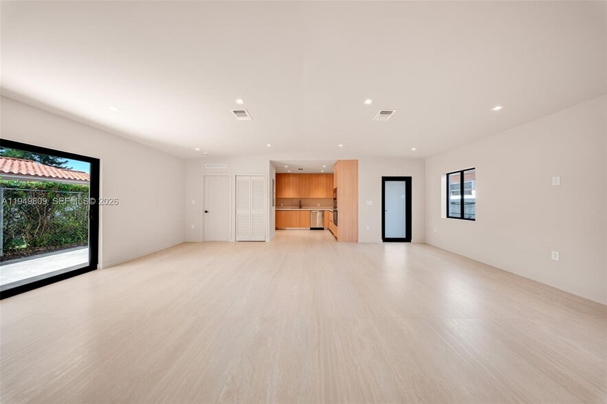 Building Photo - 2625 SW 32nd Ct