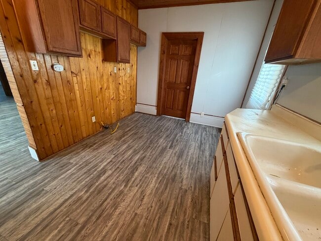 Building Photo - 714 Commercial-