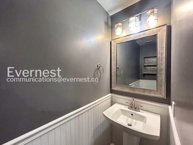 Building Photo - 4 Bed/2.5 Bath Home with Garage / Pet-Friendly / Vouchers Accepted / Available Now!