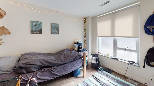 Building Photo - No Brokers Fee, 5 Bed. 2 Full Bathrooms in South End, Eat-in Kitchen, Big Bedrooms, Laundry on a ...