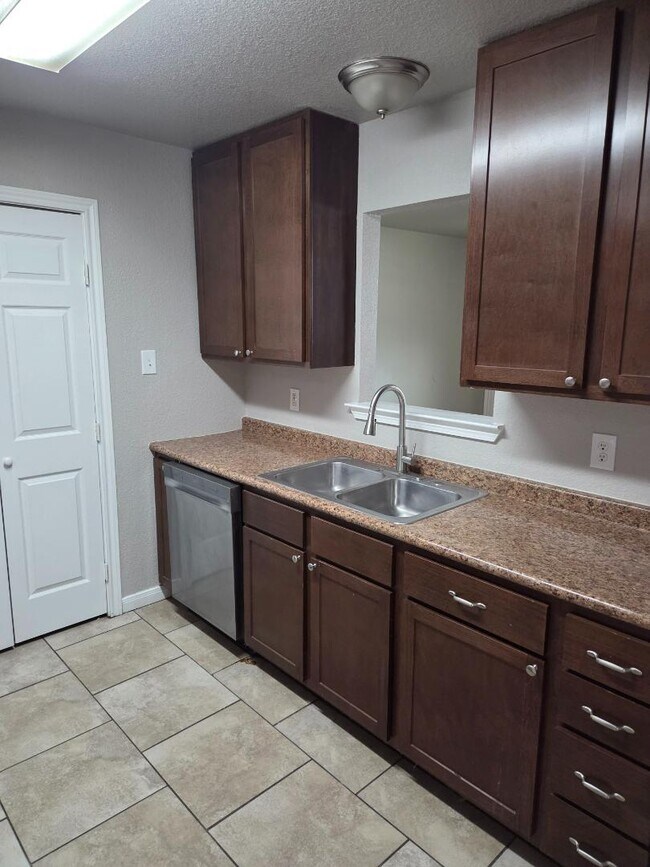 Building Photo - 305/307 Shirley Dr