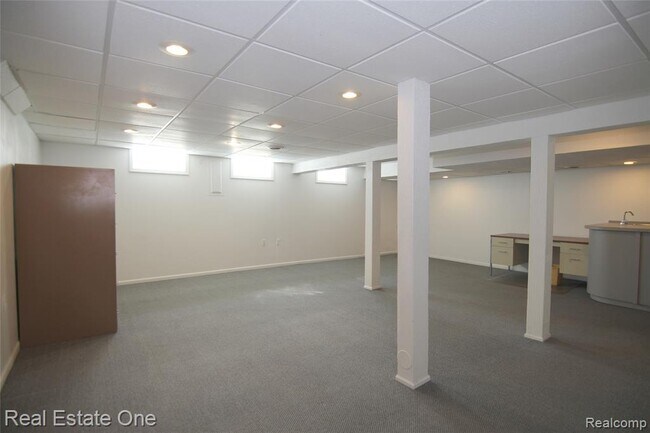 Building Photo - 5590 Greenbriar Dr