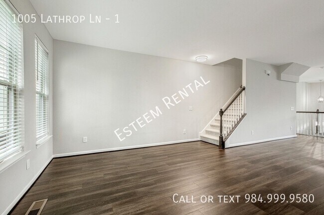 Building Photo - 1005 Lathrop Ln