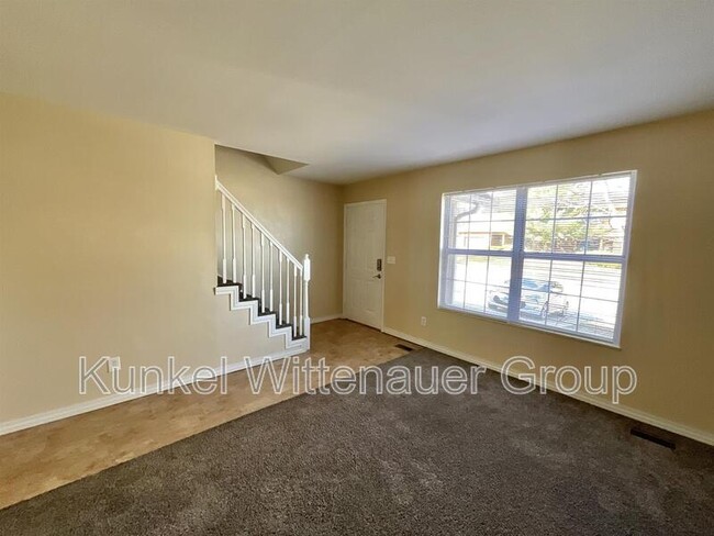 Building Photo - 13 Twin Oaks Dr