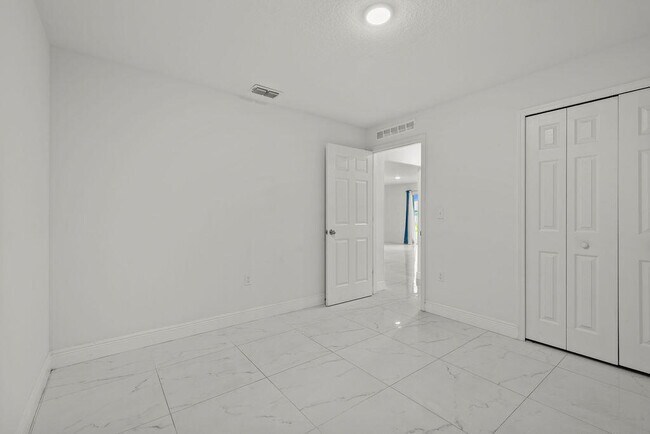 Building Photo - 362 NW Bayshore Blvd