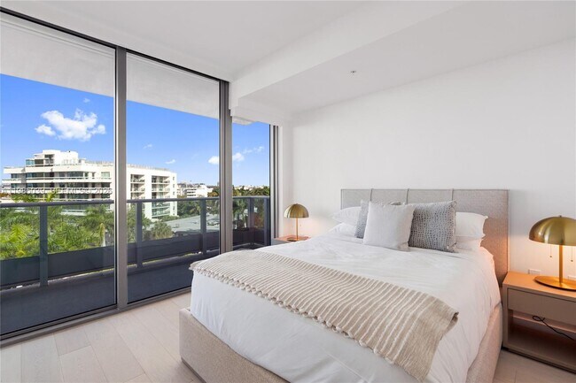 Building Photo - 9201 E Bay Harbor Dr