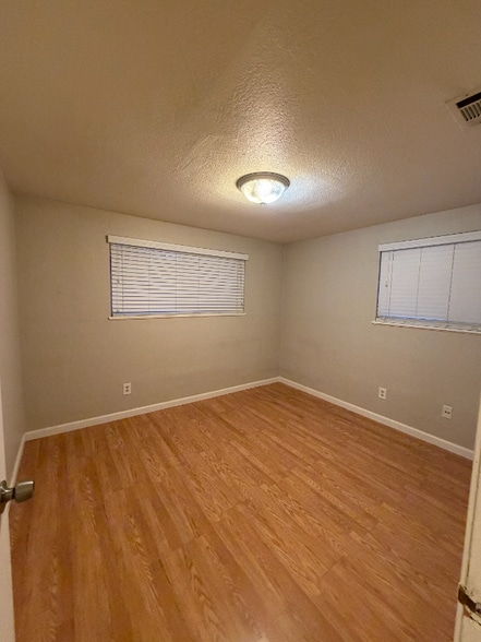 Building Photo - 881 Casselman Dr