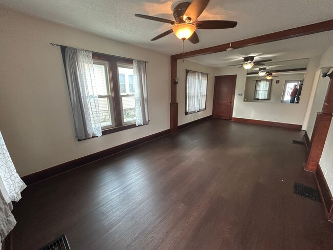 Building Photo - 2 Bedroom 1 Bath