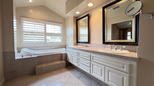 Building Photo - Wonderful 4 Bedroom 3 Bathroom Villa Park ...