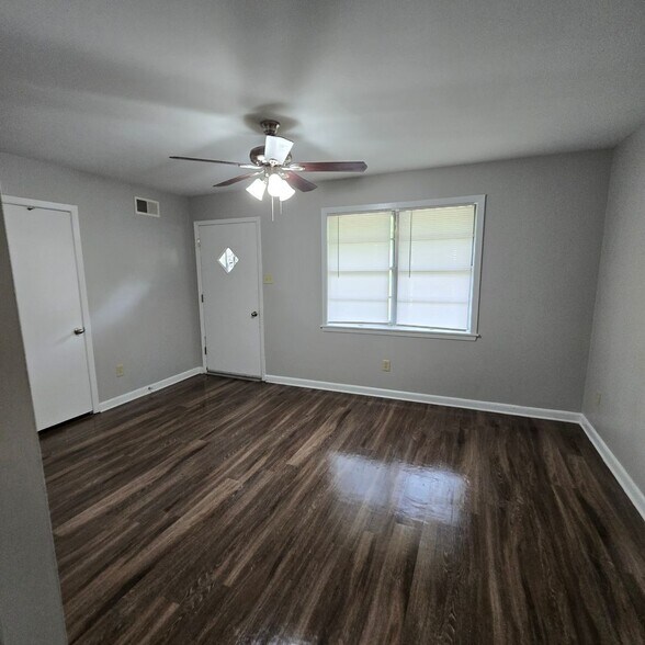 Building Photo - 1555 Staunton Dr