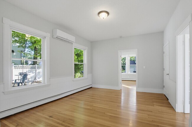 Building Photo - 56 1/2 Fruit St