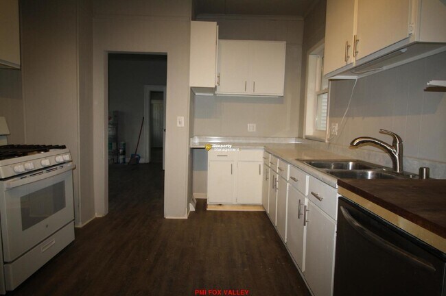 Building Photo - Large 3 - Bedroom Duplex in Oshkosh