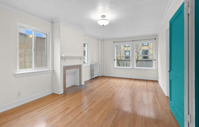 Building Photo - Charming Goose Hollow Condo – Hardwood Flo...
