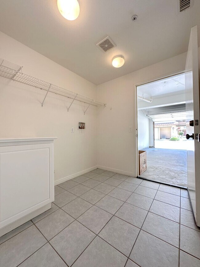 Building Photo - 2 BEDROOM 2.5 BATHROOM WITH LOFT HOME IN HIGHLY DESIRED BERKSHIRE TRACK
