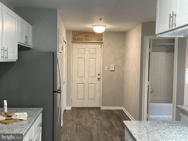 Building Photo - 9808 Lake Point Ct
