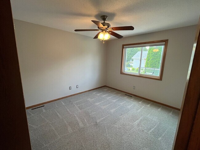 Building Photo - Beautifully Updated 4-Bed Home in Prime NW Location!