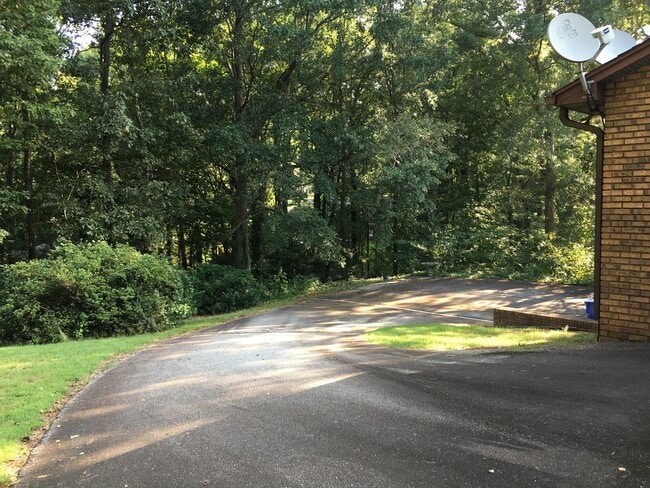 Building Photo - Spacious 3 Bedroom 2.5 Bath home located i...