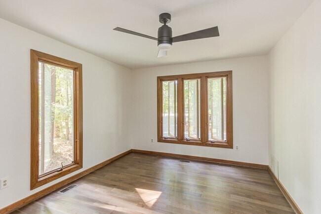 Building Photo - This Home is a Hole in One!