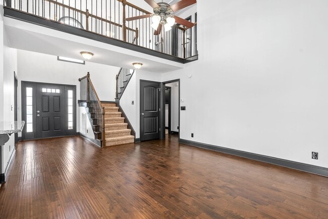 Building Photo - Pet Friendly Three Bedroom with Bonus in R...