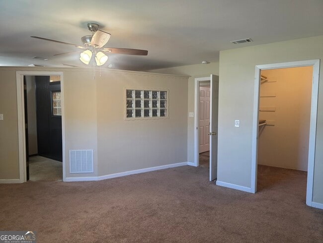 Building Photo - 310 W 5th St