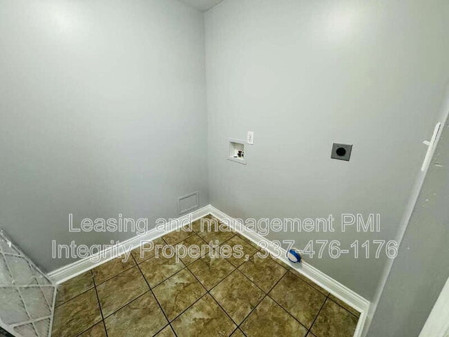Building Photo - 127 Country Living Dr