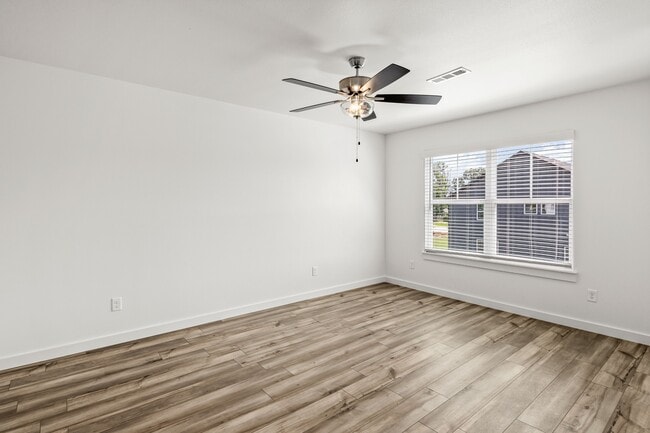 Building Photo - 535 W Pickens Rd