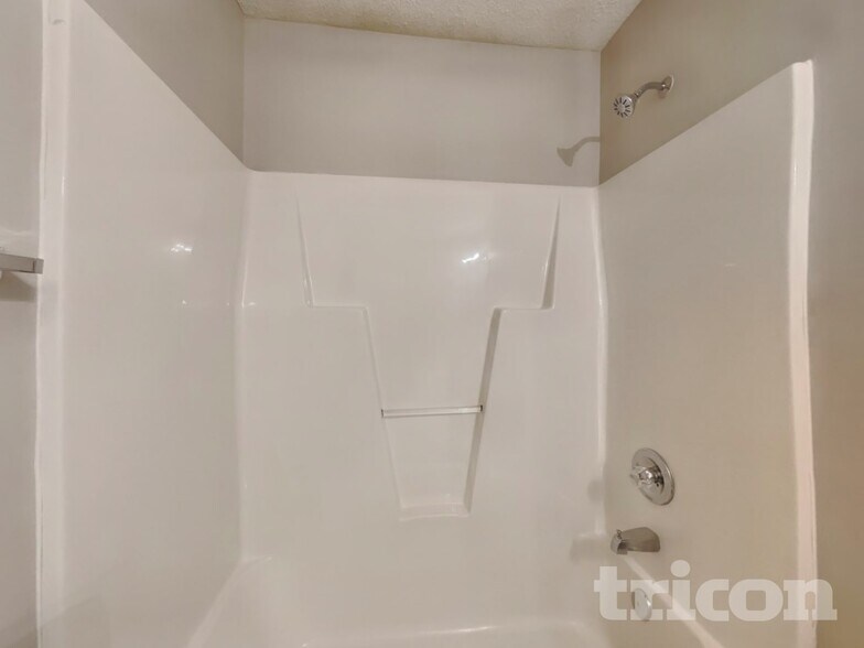 Building Photo - 2112 McKinnon Dr