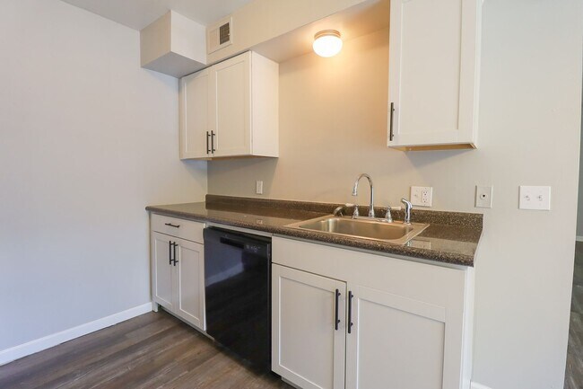 Building Photo - 2 Bed | 1 Bath Condo in Central Tulsa!