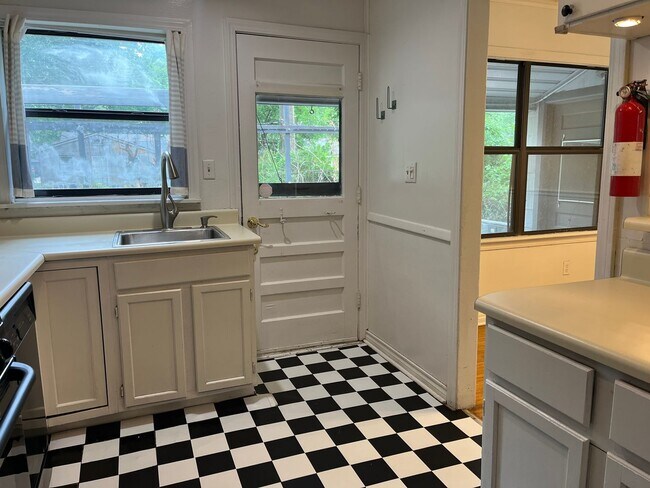 Building Photo - Charming 1950's midtown bungalow near 41st and Peoria
