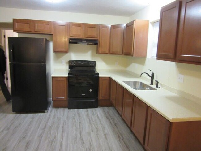 Building Photo - 2 Bedroom Upper Unit Pets Welcome!!