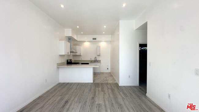 Building Photo - 16023 Wyandotte St