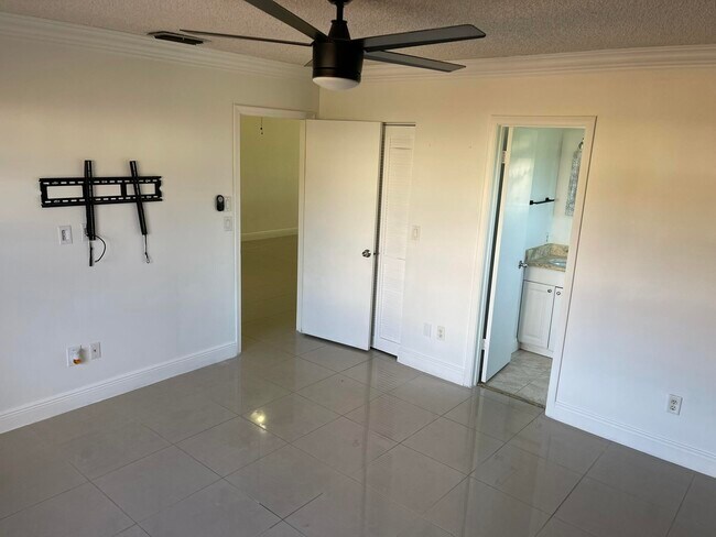 Building Photo - 1120 Parkside Green Dr
