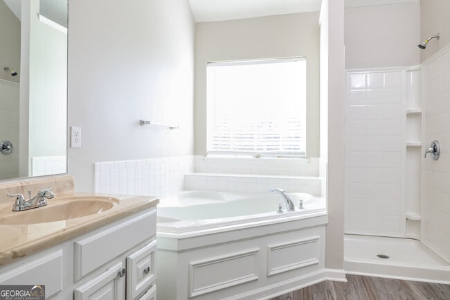 Building Photo - 250 Shadowbrooke Dr