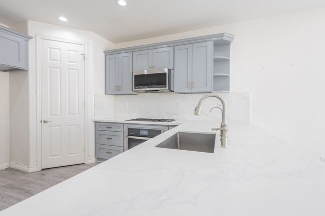Building Photo - 16220 Retreat Ct
