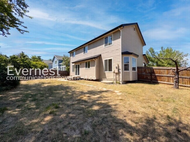Building Photo - 5 Bed, 3.5 Bath Home with Fenced Yard & Garage / Available Now!