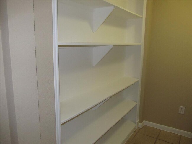 Building Photo - 7575 Kirby Dr