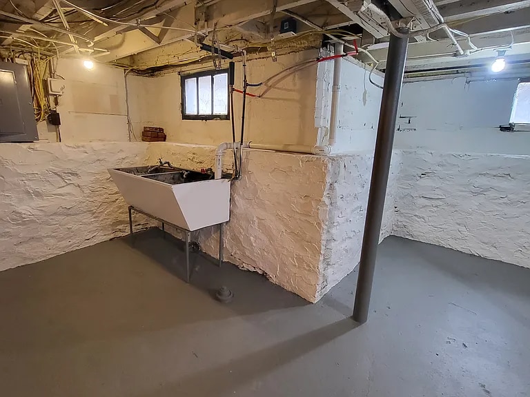 Building Photo - 25 Richland St