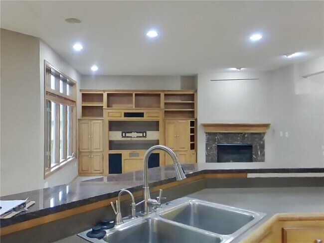 Building Photo - 8915 Umbria Pl N