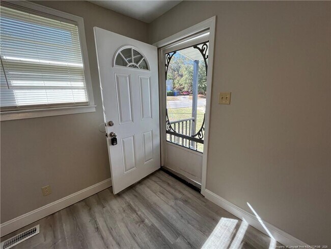 Building Photo - 2110 Rogers Dr