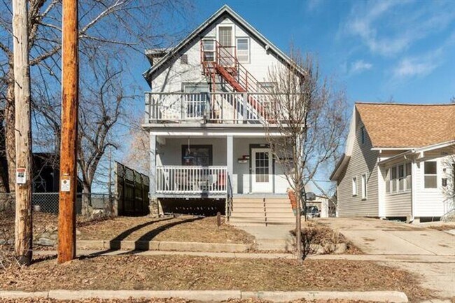 Building Photo - 1332 E Dayton St