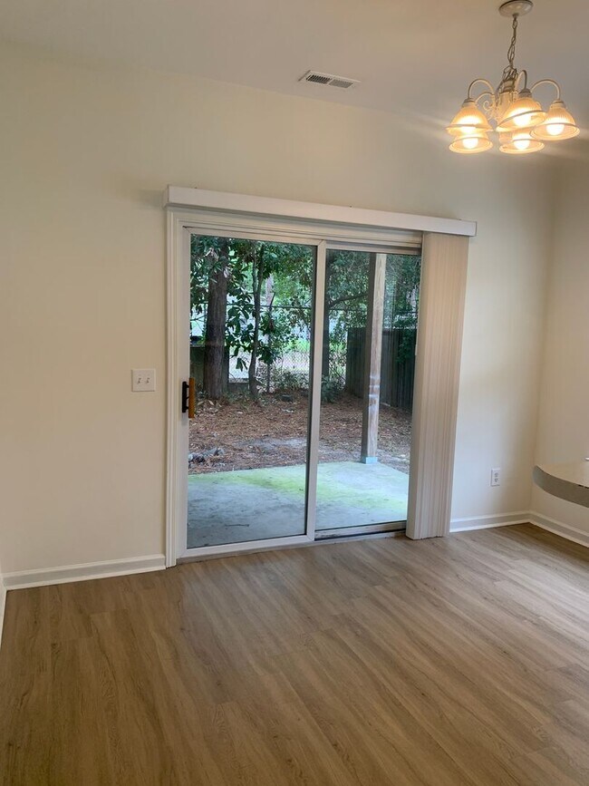 Building Photo - 3 Bedroom 2 Bath House Available now on Ch...