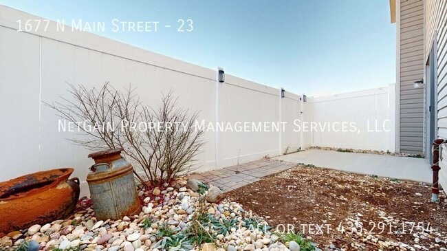 Building Photo - 1677 N Main St