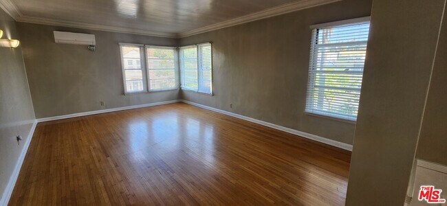 Building Photo - 1338 S Dunsmuir Ave