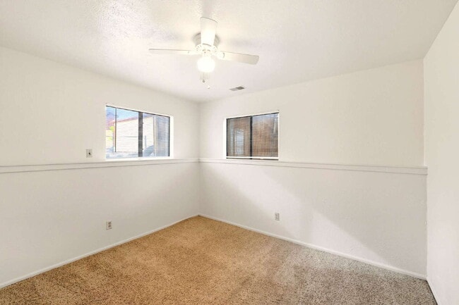 Building Photo - Available Immediately! 3 Bed 1 Bath in Denver