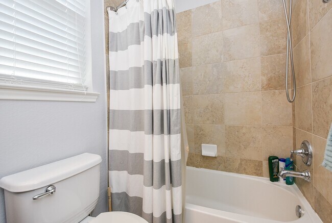 Building Photo - 1111 Majestic Oak