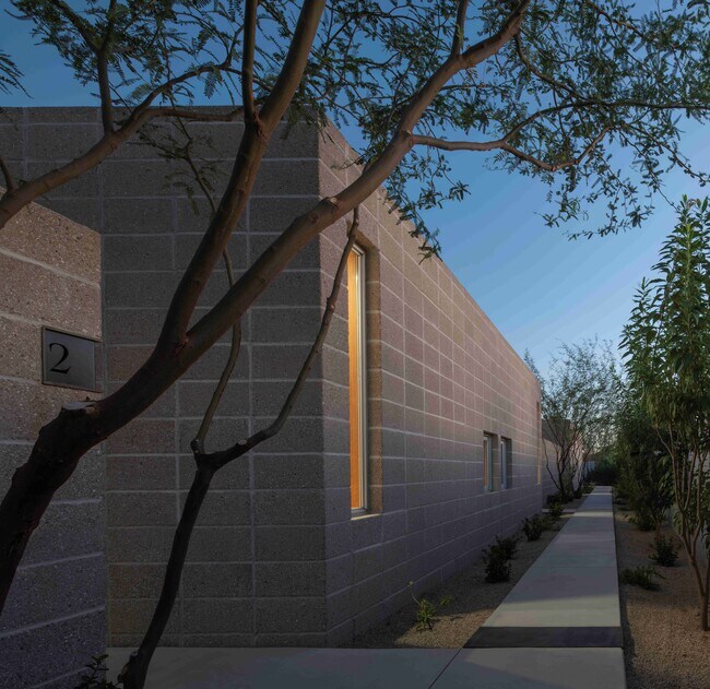 Building Photo - 1626 E Palm Ln